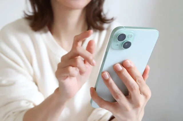 スマートフォンを操作する女性